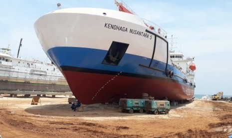 Kementerian Perhubungan telah memesan 100 unit kapal pendukung tol laut yang berjenis kapal perintis, kontainer, ternak dan rede untuk melayani  transportasi laut di Indonesia.