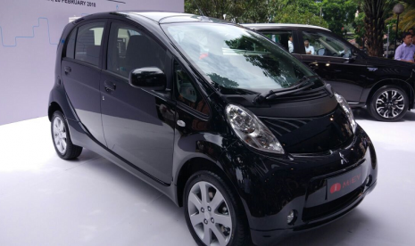 Kementerian Perindustrian menerima hibah 10 unit mobil listrik dari Mitsubishi Motors Corporation (MMC). Sepuluh kendaraan listrik  itu terdiri dari delapan unit Mitsubishi Outlander PHEV (model SUV plug-in hybrid) dan dua unit Mitsubishi i-MiEV.  