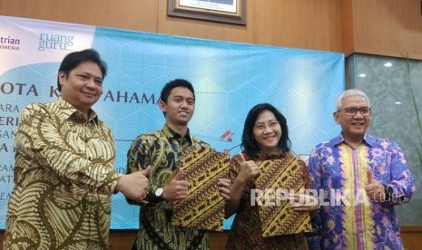 Kementerian Perindustrian menggandeng Ruangguru untuk menyediakan pelatihan pengembangan SDM bagi pelaku Industri Kecil Menengah (IKM).