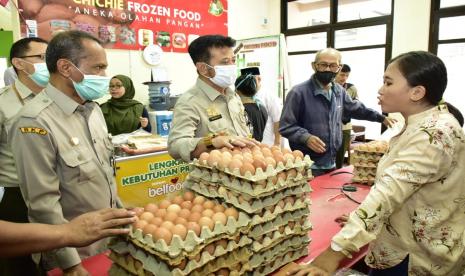 Kementerian Pertanian  kembali melakukan operasi pasar dengan melepas mobil operasional bahan pangan yang akan dikirim ke 10 pasar di DKI Jakarta dari Toko Tani Indonesia Center (TTIC), Pasar Minggu, Jakarta Selatan, Kamis (19/3).