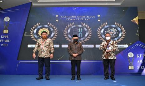 Kementerian Pertanian (Kementan) berhasil menyabet peringkat pratama pada Komisi Pengawas Persaingan Usaha (KPPU) Award 2021 kategori kemitraan tingkat pusat. Penganugerahan ini diserahkan Wakil Presiden (Wapres) KH Maruf Amin dalam kegiatan Diseminasi Persaingan Usaha dan Pengawasan Kemitraan yang dilaksanakan di Hotel Pullman,Thamrin, Jakarta, (14/12).