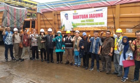 Kementerian Pertanian (Kementan) bersama Bulog mendistrisbukan bantuan jagung ke peternak ayam di Jawa Barat bertempat di Gudang PT Sentral Grain Terminal Kawasan Pelabuhan Cigading Cilegon Banten, Jumat (25/1). 