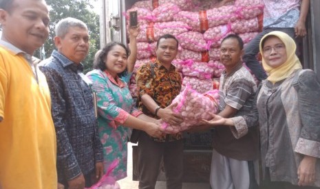 Kementerian Pertanian (Kementan) melakukan operasi pasar berupa bawang putih dan bawang merah, di Pasar Induk Kramat Jati, Jakarta, Jumat (5/4). Operasi pasar dilaksanakan guna menjaga stabilitas harga dan pasokan di pasar.