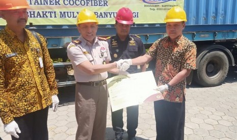 Kementerian Pertanian (Kementan) melalui Badan Karantina Pertanian melakukan ekspor 95 ton serabut kelapa produksi asal Banyuwangi ke China. 