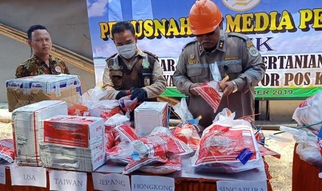 Kementerian Pertanian (Kementan) melalui Balai Besar Karantina Pertanian Surabaya memusnahkan 59 paket tanpa dokumen di Kediri, Jumat (18/10). 