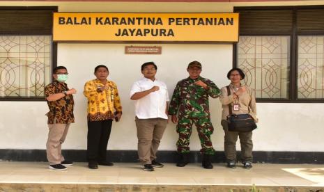 Kementerian Pertanian (Kementan) melalui Karantina Pertanian Jayapura dan kerjasama dengan BPTP Papua terus aktif menjadi garda terdepan menjaga kawasan perbatasan Indonesia dengan Papua Nugini (PNG). Karena itu, Balai Karantina Pertanian kelas 1 Jayapura memiliki pos pemeriksaan arus masuk dan keluar komoditas pangan di Pos Lintas Batas Negara Skouw, Indonesia-PNG.