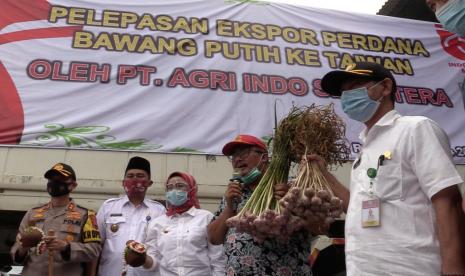 Kementerian Pertanian (Kementan) melepas ekspor perdana bawang putih sebanyak 15 ton dari target 1.000 ton ke Taiwan. Ini merupakan kado indah jelang HUT kemerdekaan ke-75 Republik lndonesia karena selama 25 tahun lebih Indonesia mengalami kebergantungan bawang putih konsumsi asal impor.