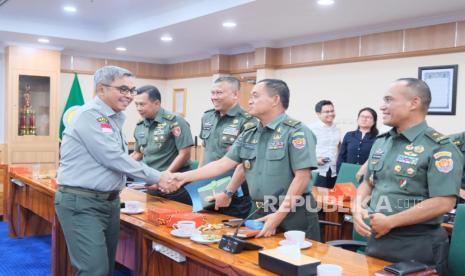 Kementerian Pertanian (Kementan) menggandeng TNI Angkatan Darat (TNI AD) untuk mengawal dan mendampingi pelaksanaan optimasi lahan rawa (oplah) sebagai salah satu program swasembada pangan. 