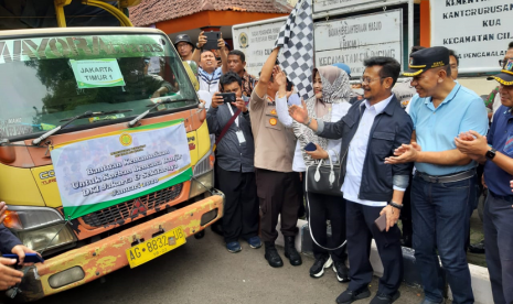 Kementerian Pertanian ( Kementan) menyerahkan bantuan kemanusiaan ke lima titik banjir yang berada di wilayah Jakarta dan Tangerang. 