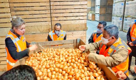 Direktur Jenderal Hortikultura Prihasto Setyanto yang menjadi ketua rombongan delegasi Indonesia ODICOFF untuk Belanda dan Serbia, turut melakukan kunjungan ke pelaku usaha bawang bombai di negara Belanda. 