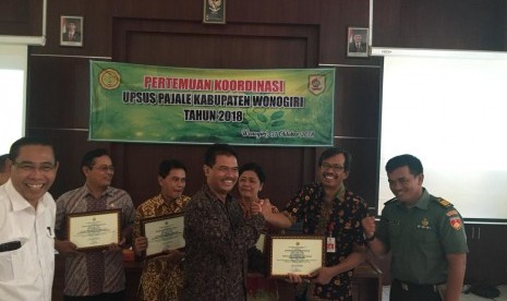 Kementerian Pertanian memberikan penghargaan kepada Kabupaten Wonogiri atas prestasi yang diraih dalam pencapaian Luas Tambah Tanam Padi periode Oktober 2017 - September 2018 surplus 789 hektare