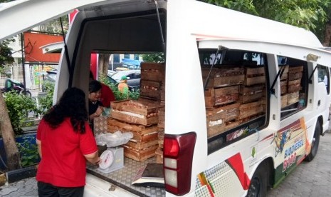 Kementerian Pertanian menggelar operasi pasar telur ayam ras sebanyak 8 ton yang disebar di tujuh pasar tradisional dan Toko Tani Indonesia Center, Jakarta, Rabu (8/5).   