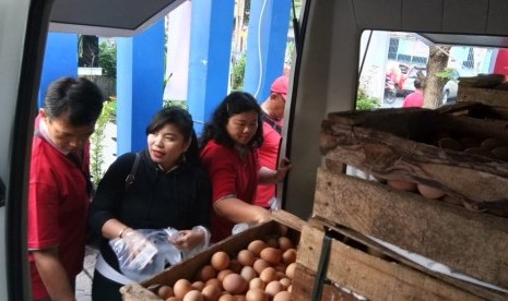 Kementerian Pertanian menggelar operasi pasar telur ayam ras sebanyak 8 ton yang disebar di tujuh pasar tradisional dan Toko Tani Indonesia Center, Jakarta, Rabu (8/5). 