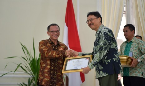  Kementerian Pertanian meraih penghargaan kategori pengelola informasi publik terbuka 2018 di Istana Wakil Presiden.