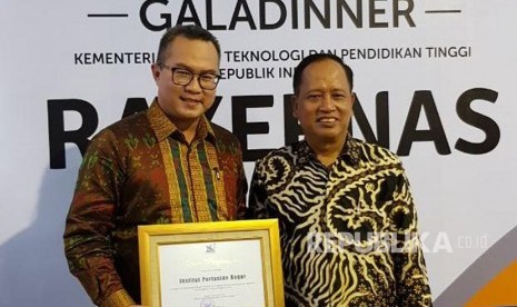 Kementerian Riset, Teknologi, dan Pendidikan Tinggi (Kemenristekdikti) RI memberikan penghargaan kepada IPB sebagai Peringkat 1 Perguruan Tinggi Negeri Badan Hukum (PTN-BH) terbaik dalam Pelaksanaan Program dan Anggaran PTN Dengan Raport Kinerja Terbaik pada penutupan Rapat Kerja Nasional (Rakernas) 2018 di Medan, Rabu (17/1). Penghargaan diberikan ke Rektor IPB, Arif Satria, oleh Menristekdikti, Mohamad Nasir. 