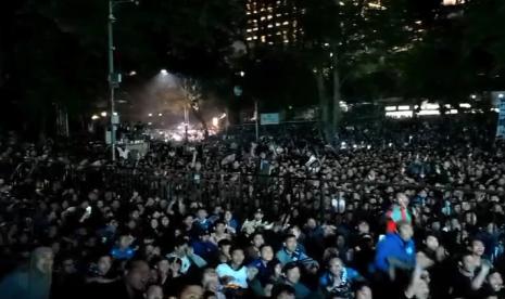 Kemeriahan Bobotoh saat Persib Bandung unggul melawan Madura United di leg kedua Championship Series, Jumat (31/5/2024).