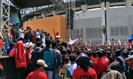 Kemeriahan hiburan panggung disertai pengundian hadiah dalam peringatan Hari Buruh di Stadion Pakansari, Kabupaten Bogor, Senin (1/5). 