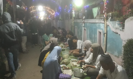 Kemeriahan jelang hari ulang tahun (HUT) kemerdekaan  RI ke 74, Sabtu (17/8) terlihat di Kampung Cihamirung, Desa Mekarjaya, Kecamatan Cihampelas, Kabupaten Bandung Barat, Jumat (16/8) malam. Ratusan warga berkumpul untuk menggelar liwet massal sepanjang 250 meter.