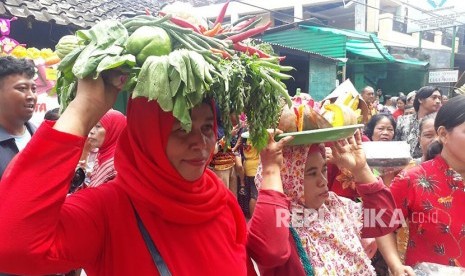 Kemeriahan kirab pedagang pasar Sangkrah, Pasar Kliwon, Solo pada Selasa (16/1). Kirab tersebut menandai operasional gedung baru pasar Sangkrah. Usai kirab, warga berebut sembako, buah-buahan, sayur mayur yang dibawa pedagang dalam kirab.