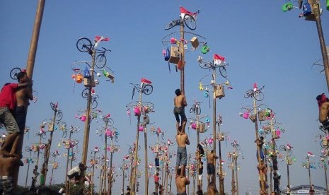 kemeriahan lomba panjat pinang di Ancol, Senin (17/8).