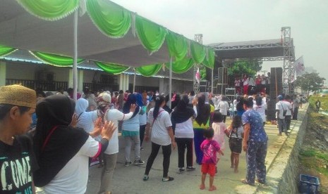 Kemeriahan senam bersama di Festival Panggung Kemenangan di Bidara Raya, Penjaringan, Jakarta Utara, Sabtu (15/11).