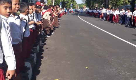 Kemeriahan siswa-siswa  DIY yang hadir menyambut kehadiran Api Asian Games, Selasa (17/7).  Rentetan siswa-siswa SD itu terus berlanjut mulai Lanud Adi Sutjipto sampai Museum Dirgantara.