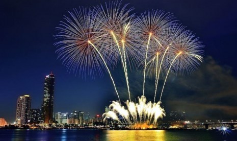 Kemerlap kembang api akan warnai langit Seoul dengan digelarnya Hanwha Seoul International Fireworks Festival.