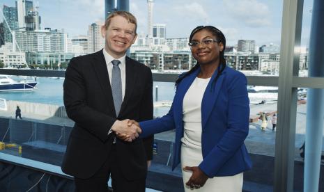 Kemi Badenoch, Menteri Perdagangan Inggris bertemu dengan Perdana Menteri Selandia Baru Chris Hipkins dalam Pertemuan Tingkat Menteri Kemitraan Trans-Pasifik (TPP) di Auckland, Selandia Baru, Minggu, 16 Juli 2023. Inggris pada Minggu resmi bergabung dengan kelompok perdagangan Asia-Pasifik yang meliputi Jepang dan 10 negara lain selama pertemuan di Selandia Baru.