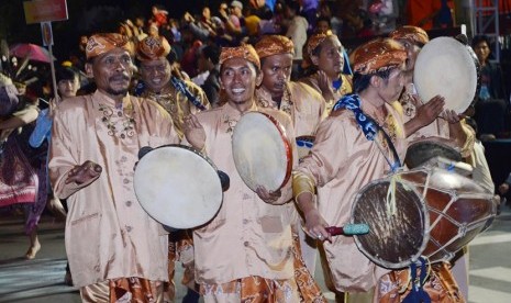 Kemilau Nusantara: Penampilan kesenian terebangan dari Cirebon, Jabar pada karnaval seni budaya 'Kemilau Nusantara 2013' di halaman Gedung Sate, Kota Bandung, Sabtu (12/10) malam. Dalam acara taunan tersebut, berbagai seni budaya khas daerah di nusantara d