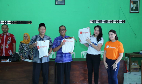 Kemnaker gandeng PNM dan Shopee menggelar edukasi pemasaran dan permodalan di Desa Migran Produktif (Desmigratif).