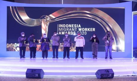 Kemnaker memberi penghargaan Atase Ketenagakerjaan (Atnaker) KBRI Amman, Yordania, Suseno Hadi, menerima Hassan Wirajuda Pelindungan Award (HWPA) 2020 atas kiprah dan kontribusinya dalam membantu melindungi WNI di luar negeri. 