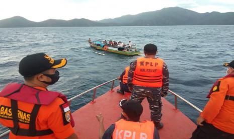 Tim Gabungan mengevakuasi penumpang dari kapal mati mesin (ilustrasi).