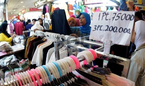 Kenaikan dolar AS membuat sejumlah pedagang di pusat grosir atau pusat perbelanjaan terpaksa menaikkan harga pakaian impor yang dijajakan.