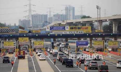  Kendaaraan roda empat memasuki Gerbang Tol Otomatis (GTO) di Pintu Tol Cililitan, Jakarta, Selasa (12/9).