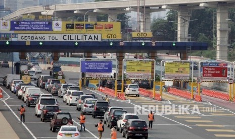 Kendaaraan roda empat memasuki Gerbang Tol Otomatis (GTO) di Pintu Tol Cililitan, Jakarta, Selasa (12/9).