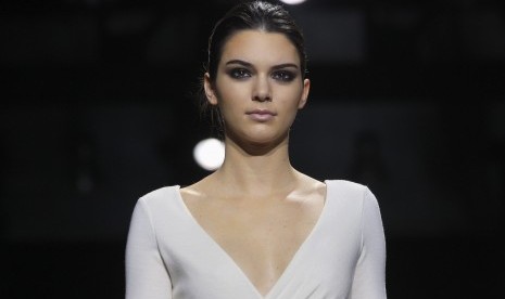 Kendall Jenner saat membawakan koleksi Donna Karan di New York Fashion Week, bulan lalu.