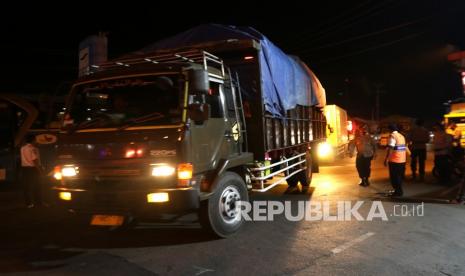 PT Pelabuhan Indonesia III (Persero) atau Pelindo III menyiapkan layanan pemeriksaan antigen gratis bagi sopir angkutan logistik antar pulau yang hendak menyebrang melalui Banyuwangi. (Foto ilustrasi: Kendaraan angkutan logistik masuk ke Pelabuhan ketapang, Banyuwangi, Jawa Timur)