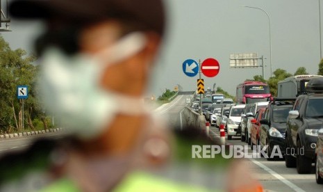 Kendaraan antre keluar jalur Pantura di pintu keluar tol Brebes Barat, Jawa Tengah, Jumat (7/6/2019).