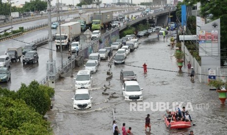 Kendaraan antre melintas di kawasan Grogol, Jakarta Barat, Selasa (21/2).