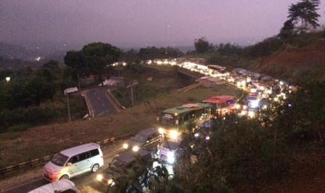 Kendaraan arus balik tertahan di Lingkar Gentong, Kabupaten Tasikmalaya, Senin (10/6). 