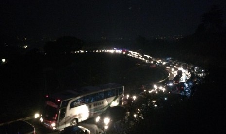 Kendaraan arus balik tertahan di Lingkar Gentong, Kabupaten Tasikmalaya, Senin (10/6). 