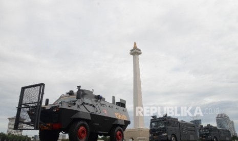 Police's barracuda crossed the street around Monas area as part of security measure to secure the 212 rally, Jakarta, on Thursday (December 1, 2016).