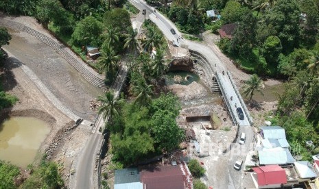 Kendaraan bergantian melewati jembatan darurat Batang Kalu, di Jalur Padang - Bukittinggi, Kayutanam, Kab.Padangpariaman, Sumatera Barat, Kamis (11/4/2019). 