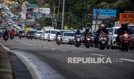 Jalur Puncak-Cianjur Tertutup dari Kendaraan Berat (ilustrasi).