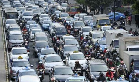  Kendaraan berjalan tersendat di Kawasan Jalan Protokol Thamrin Jakarta, Rabu (1/5). 