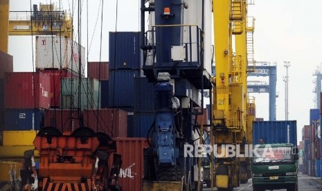 Kendaraan berjalan usai melakukan bongkar muat di Jakarta International Container Terminal (JICT), Jakarta, Selasa (12/1).