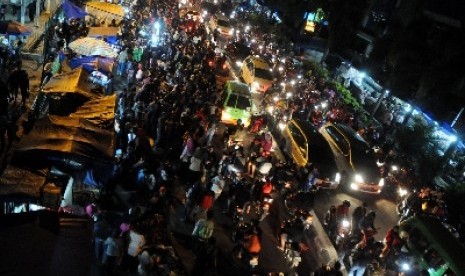  Kendaraan bermotor dan warga memadati Jalan Kapten Muslihat di pusat Kota Bogor, Jawa Barat, Ahad (27/7).