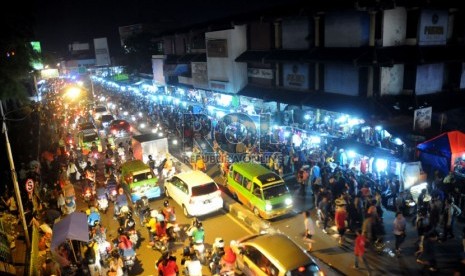  Kendaraan bermotor dan warga yang berjalan kaki memadati Jalan Kapten Muslihat di pusat Kota Bogor, Jawa Barat, Ahad (27/7). (Republika/Aditya Pradana Putra)