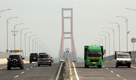  Kendaraan bermotor melaju di Jembatan Suramadu, Surabaya, Jawa Timur. (ilustrasi)