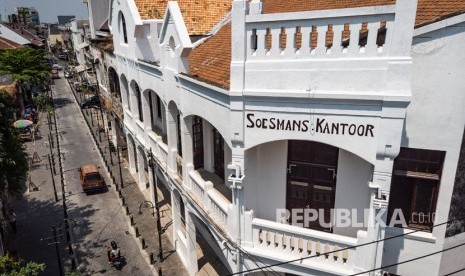 Kendaraan bermotor melintas di Kawasan Kota Lama setelah rampung direvitalisasi tahap I oleh Kementerian PUPR, di Semarang, Jawa Tengah, Senin (26/8/2019). 